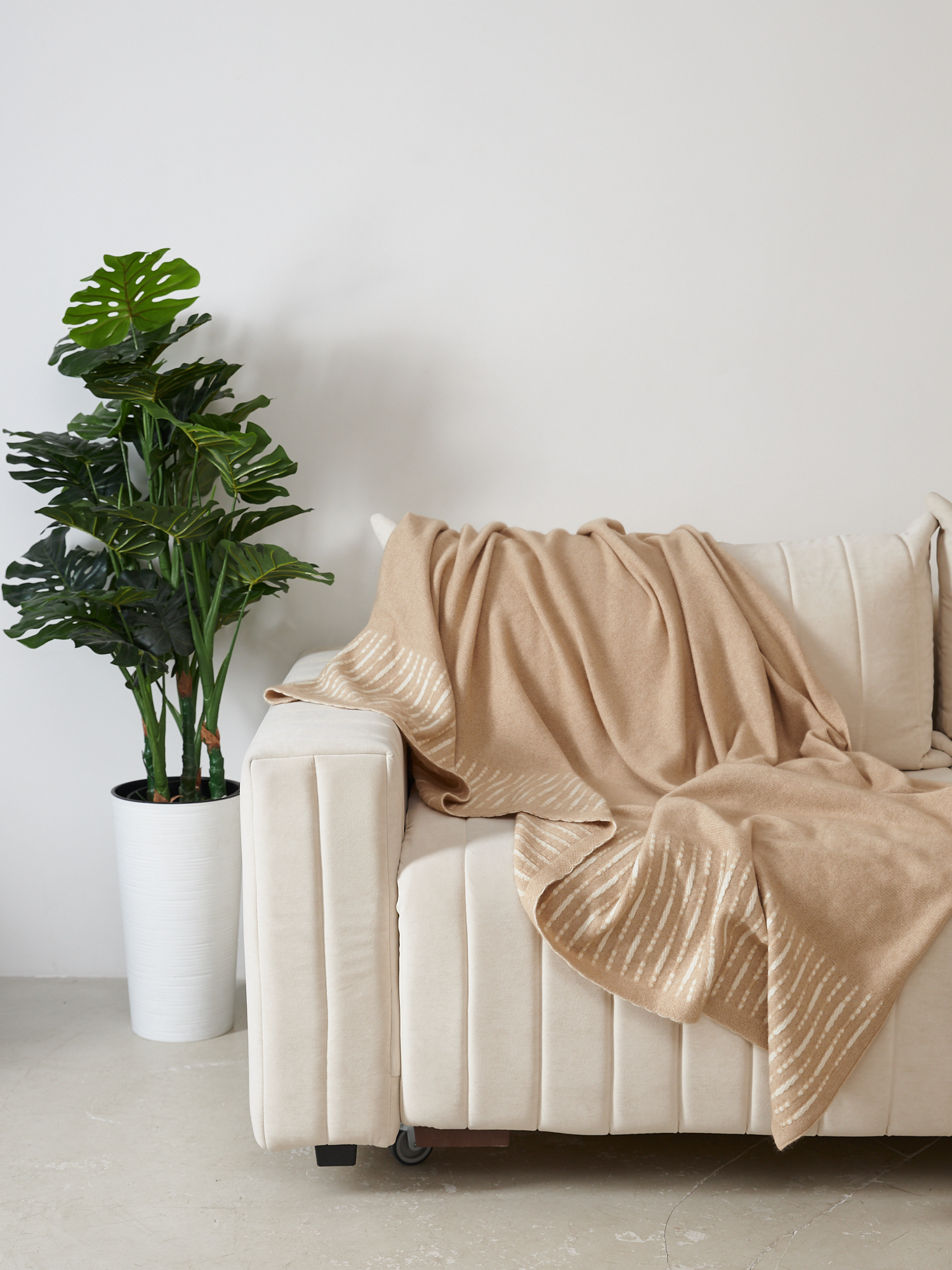 Плед из кашемира 39020 бежевый 52500₽