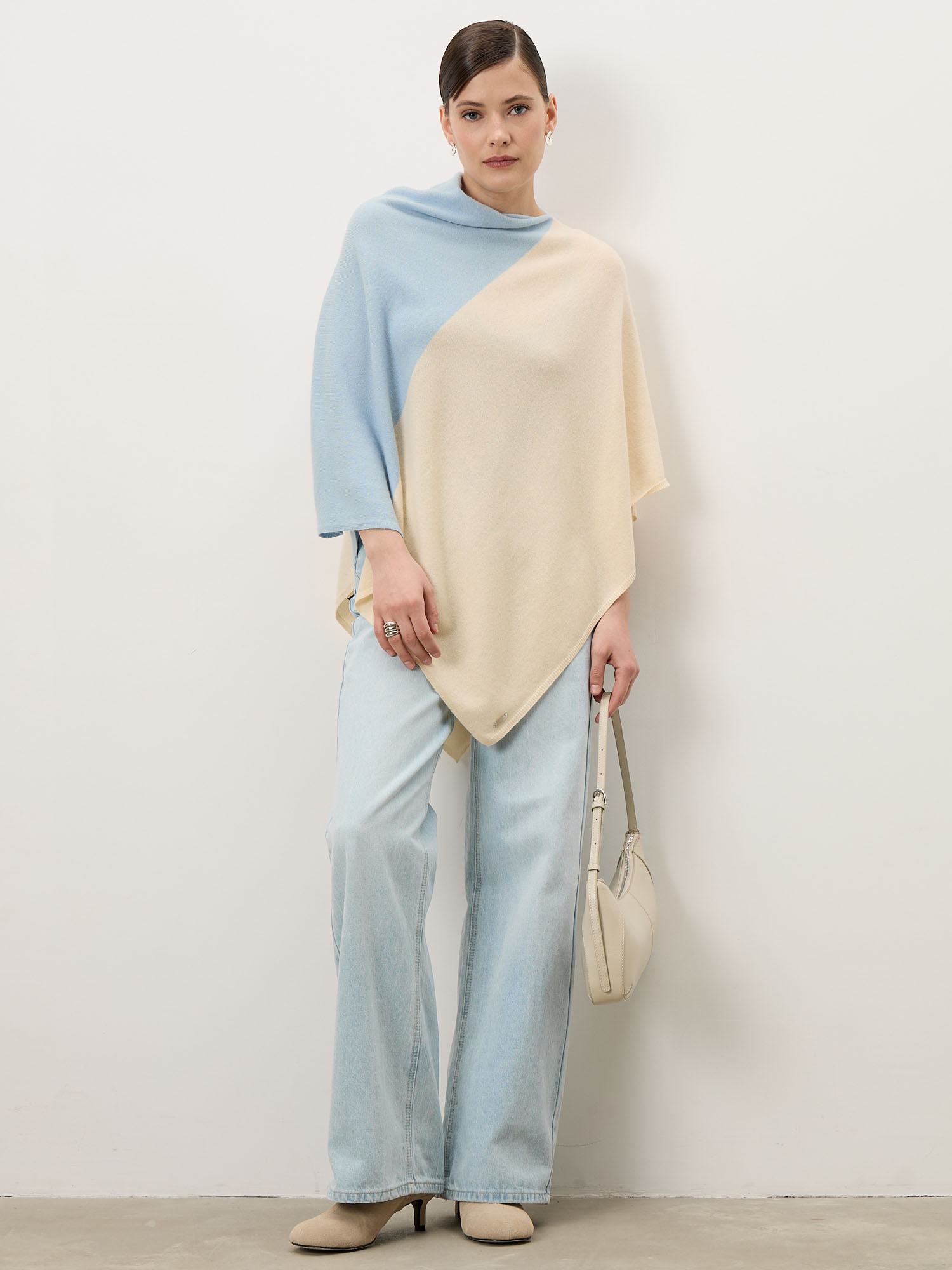 Пончо из кашемира 14070 кремово-светло-голубое 21591₽