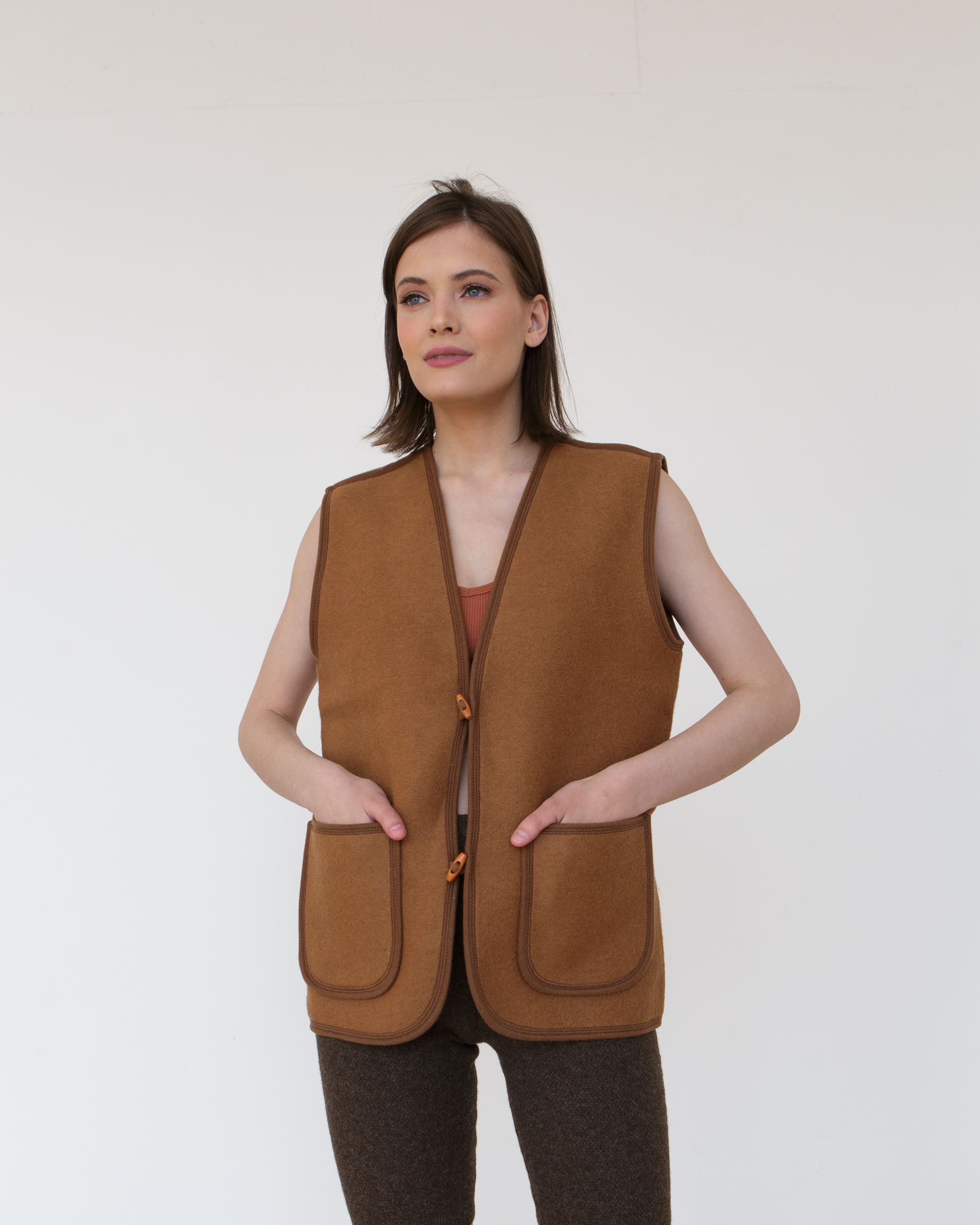 Валяный жилет из верблюжьей шерсти