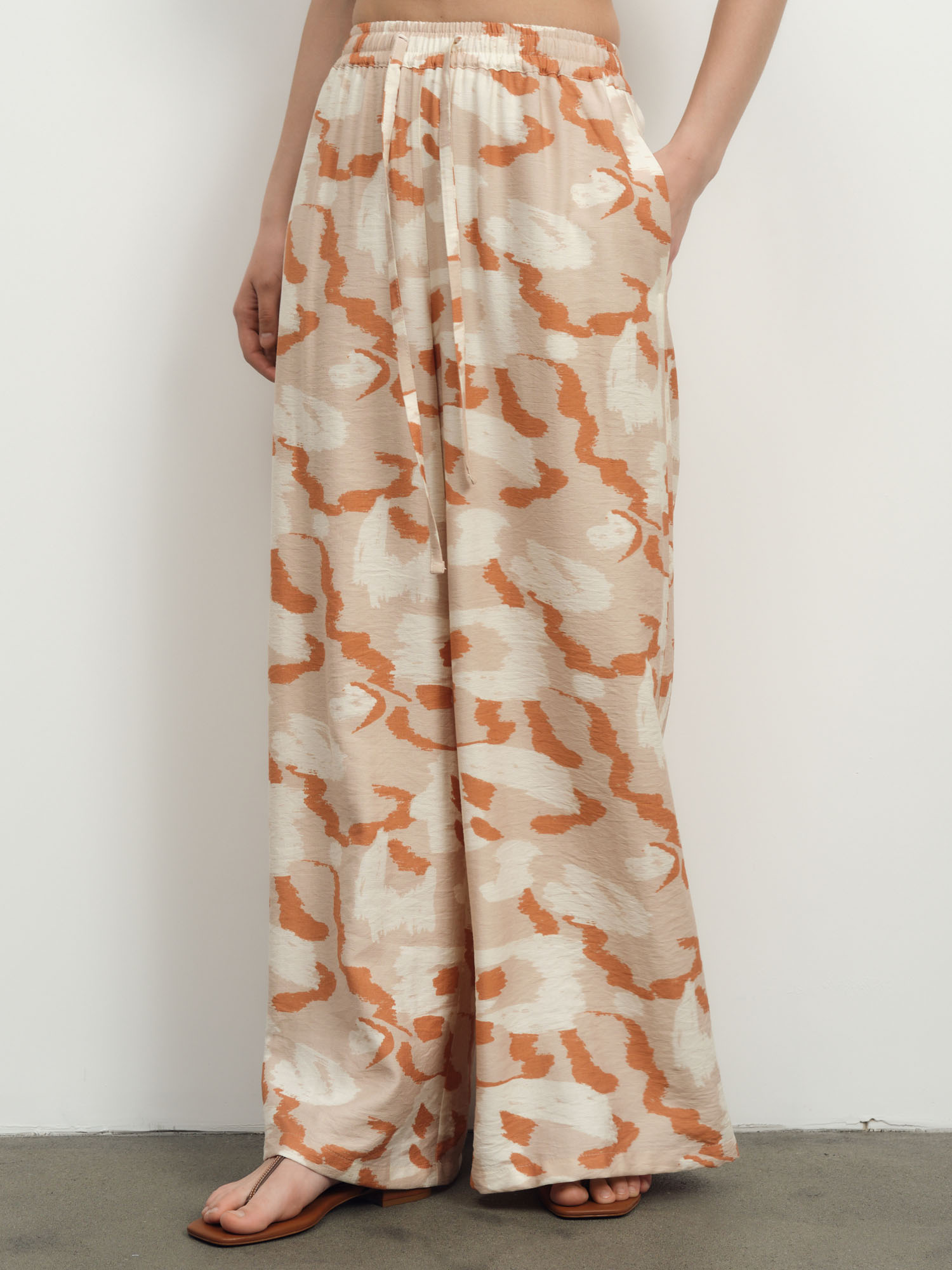 Брюки из вискозы 10367 серые с принтом